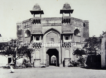 /data/Original Prints/Topography Views, City Views, Landscapes/GATE OF THE AJMERE FORT, AT THE WINDOW OF WHICH THE EMPEROR JEHANGIR USED TO SHOW HIMSELF.jpg